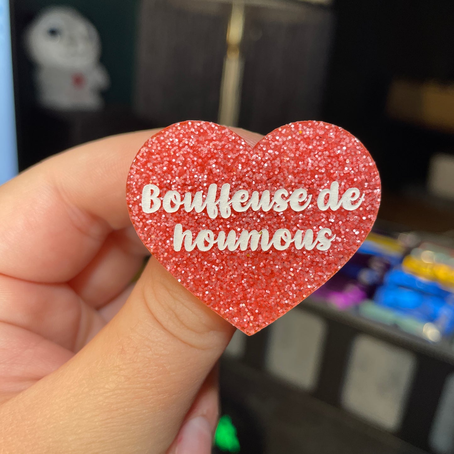 Broche "Bouffeuse de houmous" en acrylique à paillettes roses