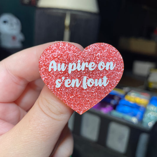Broche "Au pire on s'en fout" en acrylique à paillettes roses