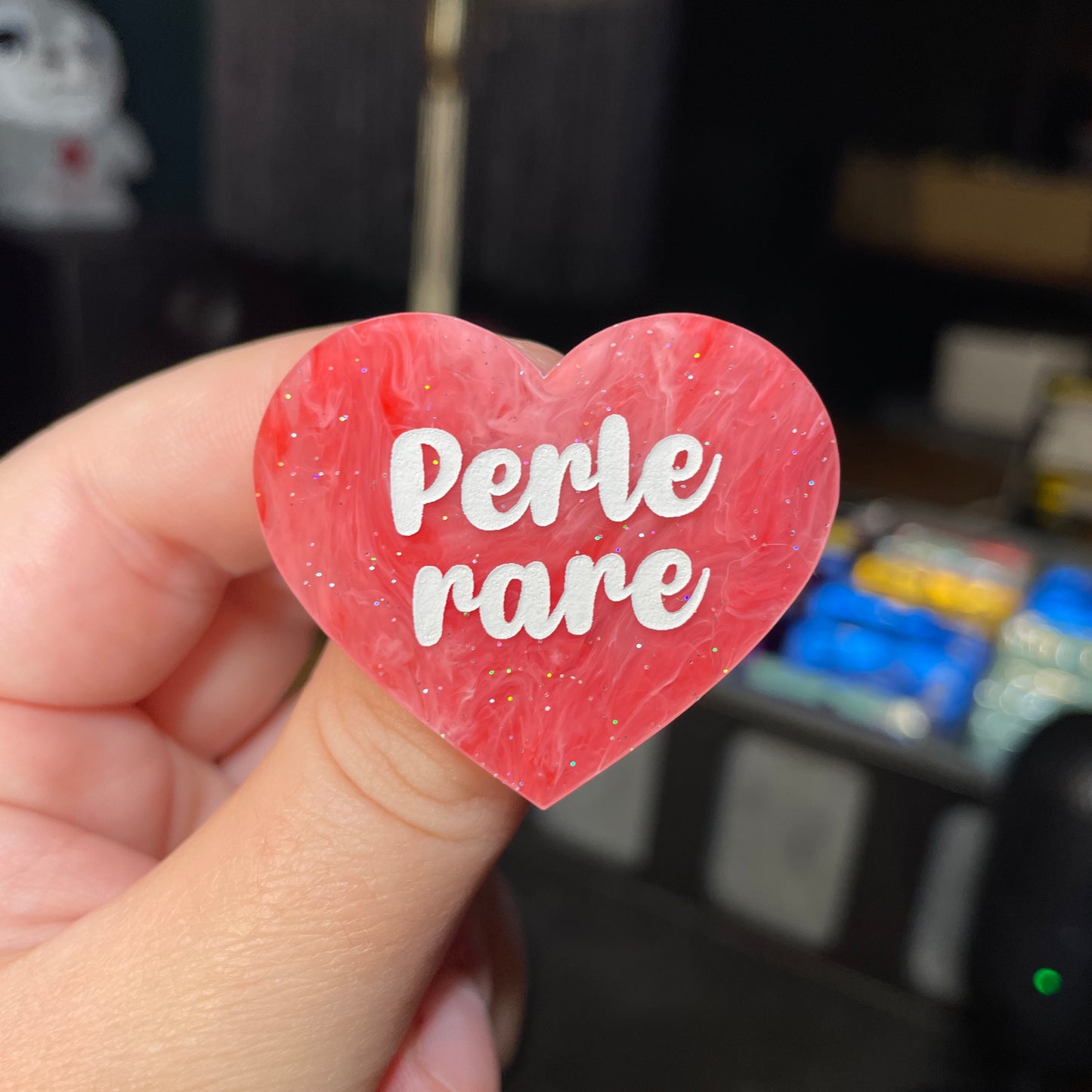 Broche "Perle rare" en acrylique marbrée rose et blanche à paillettes