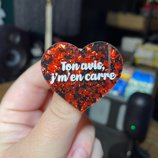 Broche "Ton avis, j'm'en carre" en acrylique noire avec des éclats de confettis rouges