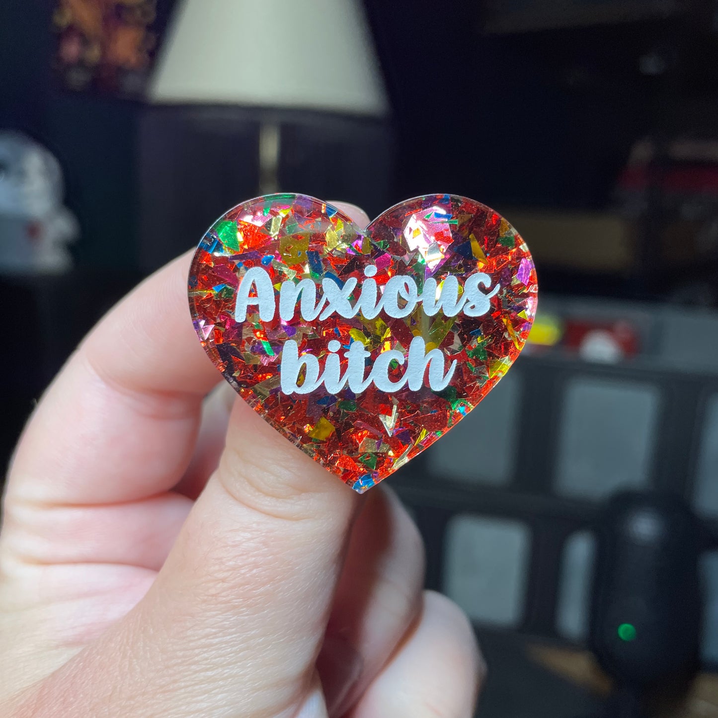 Broche "Anxious bitch" en acrylique transparente avec des éclats de confettis rouges et multicolores