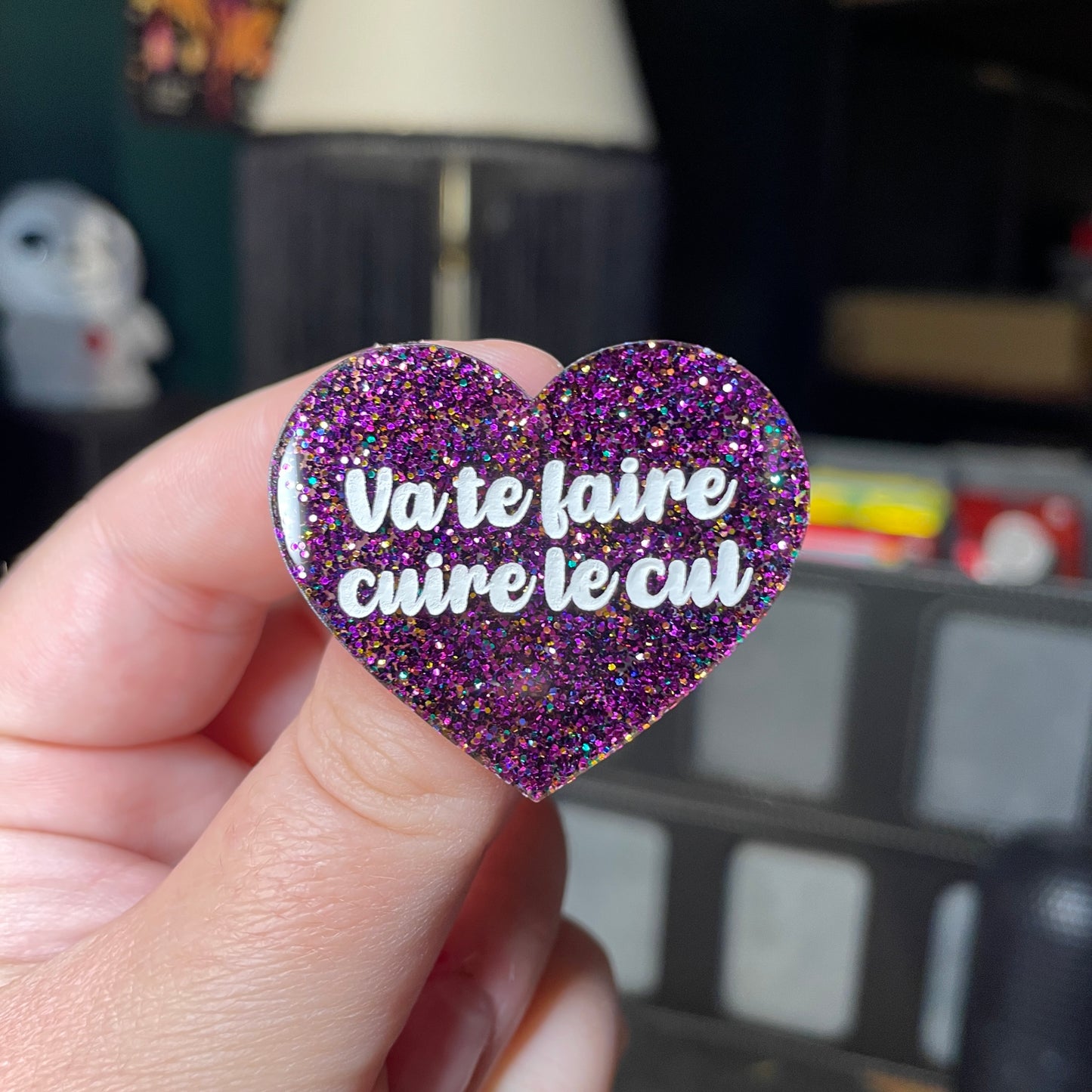 Broche "Va te faire cuire le cul" en acrylique à paillettes violettes