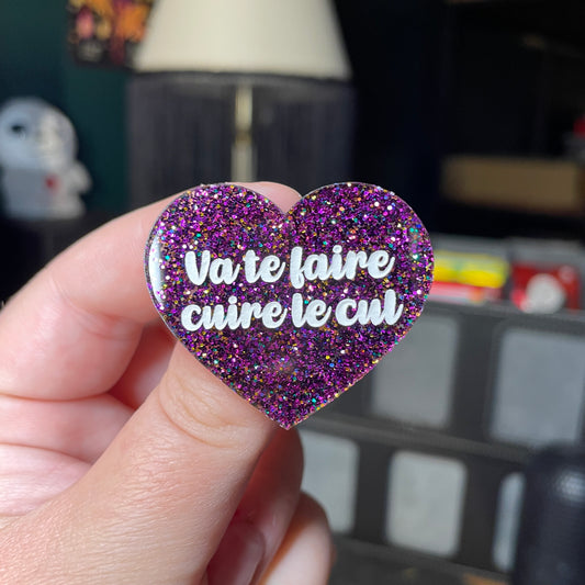 Broche "Va te faire cuire le cul" en acrylique à paillettes violettes