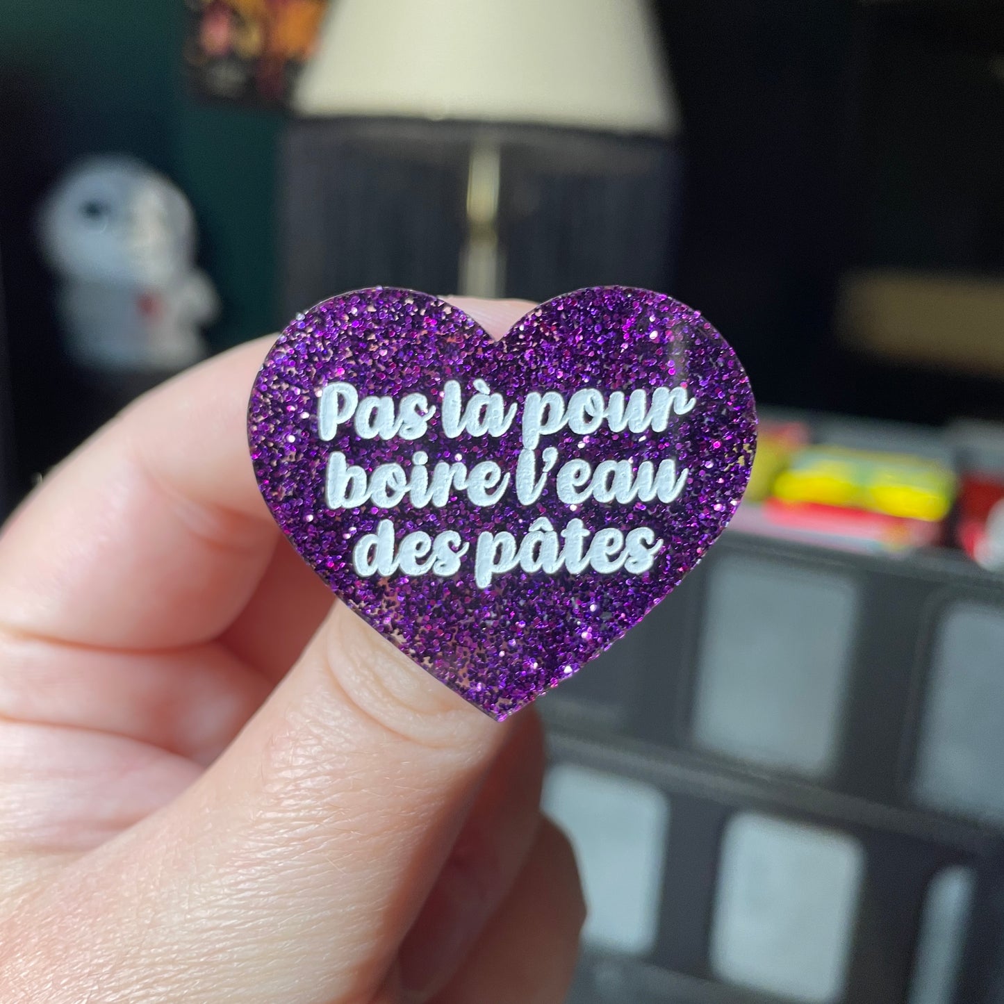 Broche "Pas là pour boire l'eau des pâtes" en acrylique à paillettes violettes