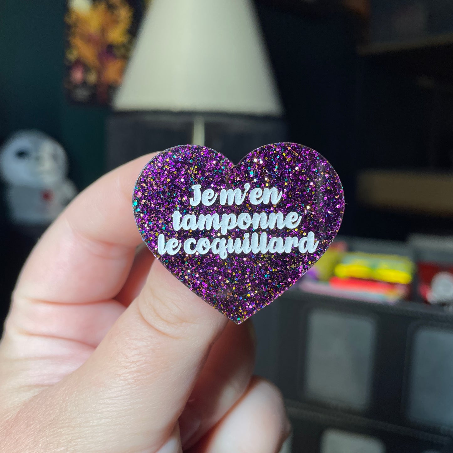 Broche "Je m'en tamponne le coquillard" en acrylique à paillettes violettes