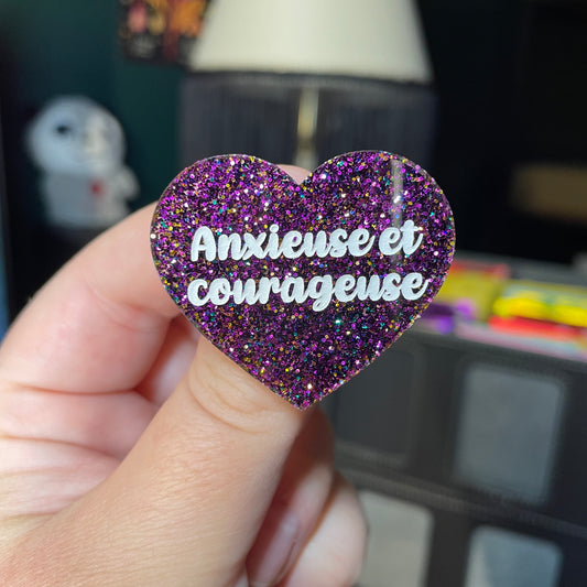 Broche "Anxieuse et courageuse" en acrylique à paillettes violettes