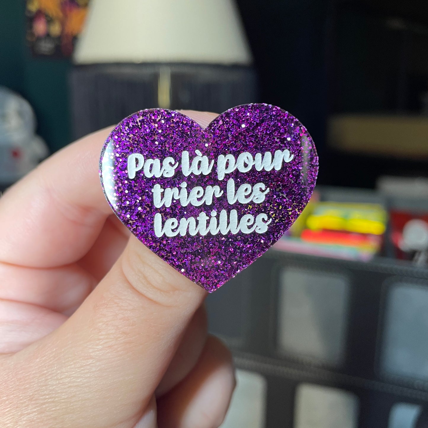 Broche "Pas là pour trier les lentilles" en acrylique à paillettes violettes