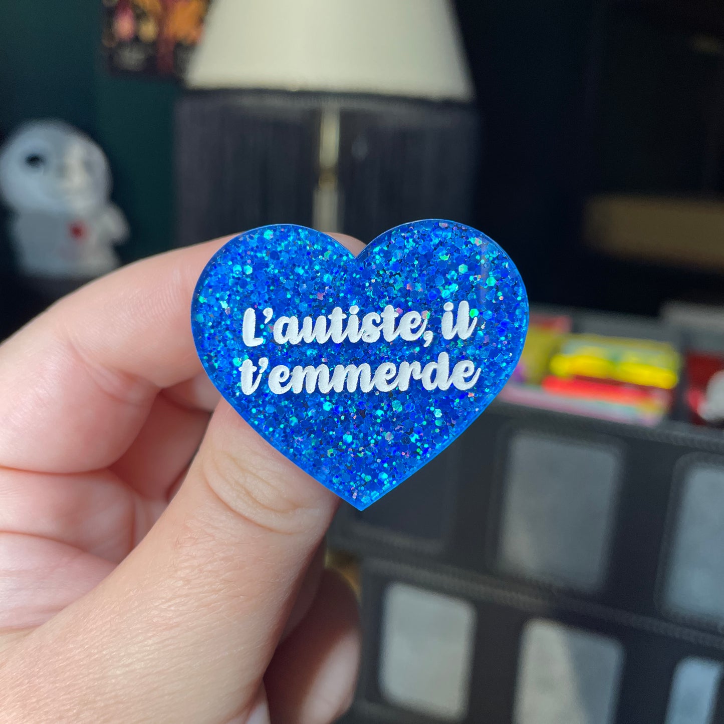 Broche "L'autiste, il t'emmerde" en acrylique à paillettes bleues
