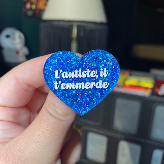 Broche "L'autiste, il t'emmerde" en acrylique à paillettes bleues