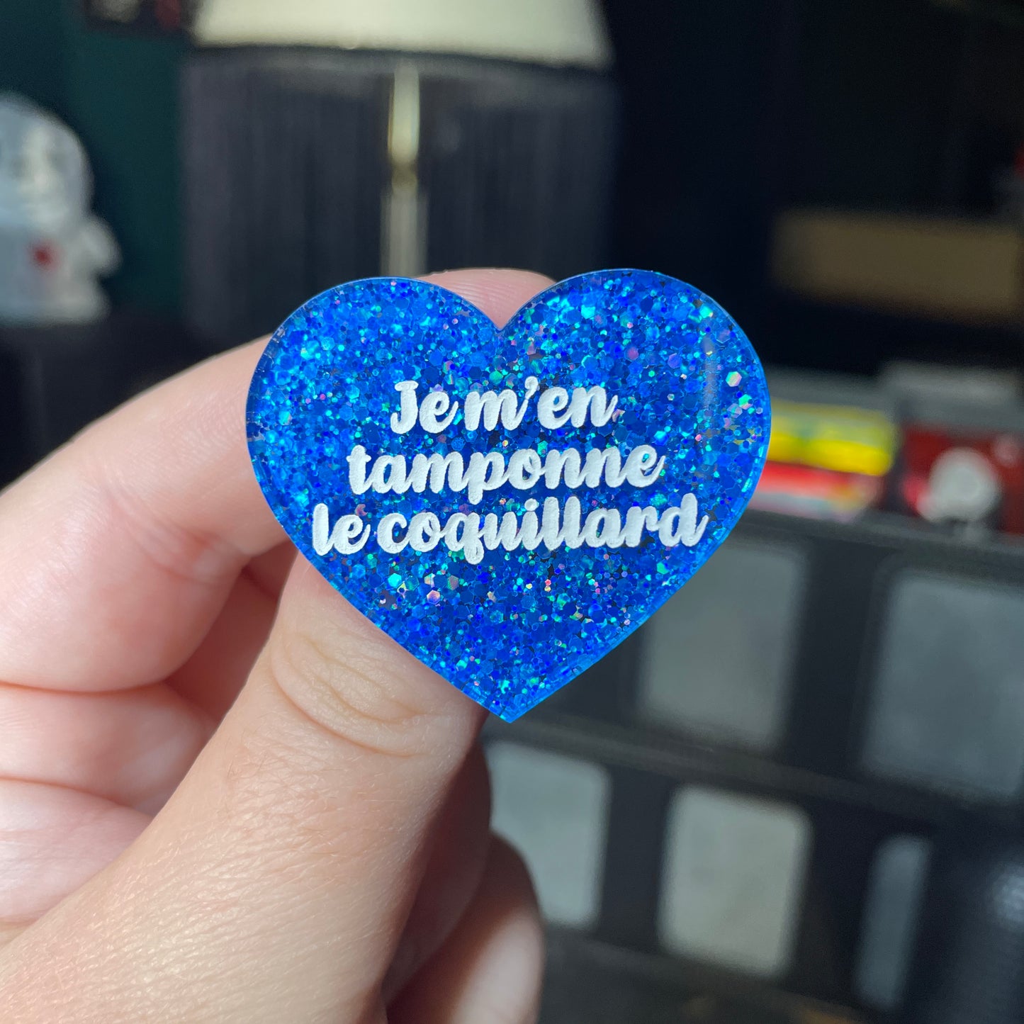 Broche "Je m'en tamponne le coquillard" en acrylique à paillettes bleues