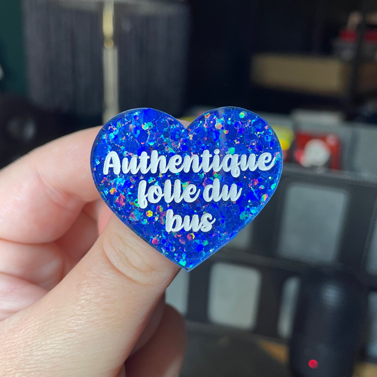 Broche "Authentique folle du bus" en acrylique à paillettes bleues