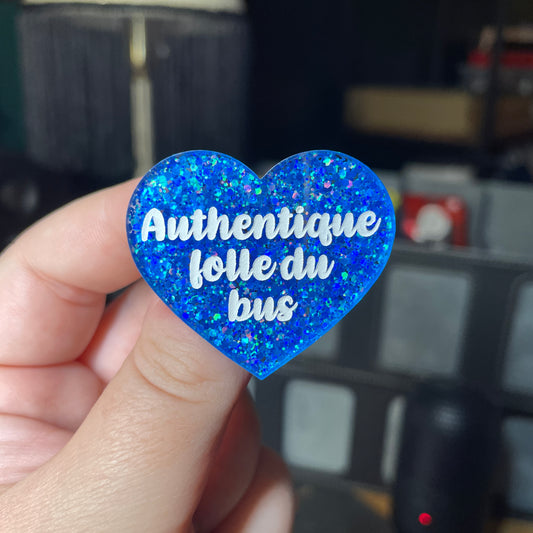 Broche "Authentique folle du bus" en acrylique à paillettes bleues