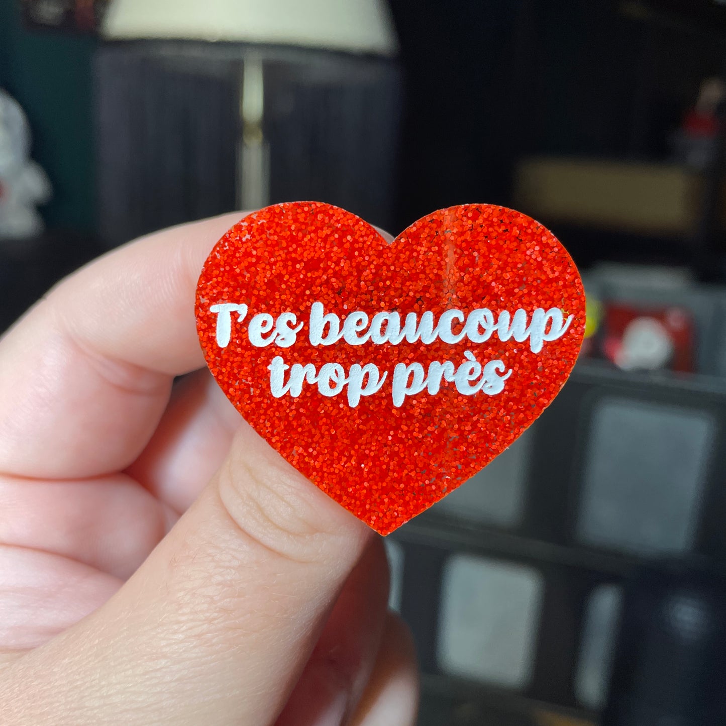 Broche "T'es beaucoup trop près" en acrylique à paillettes oranges