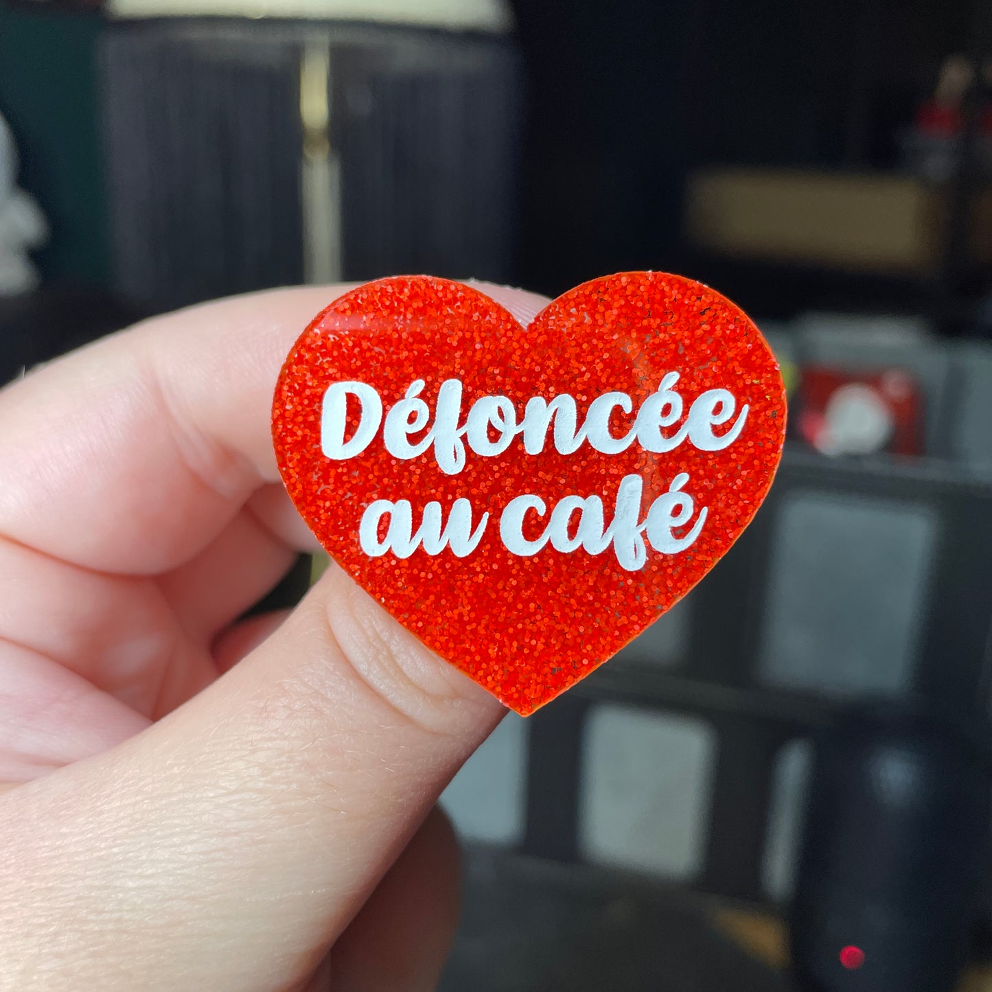 Broche "Défoncée au café" en acrylique à paillettes oranges
