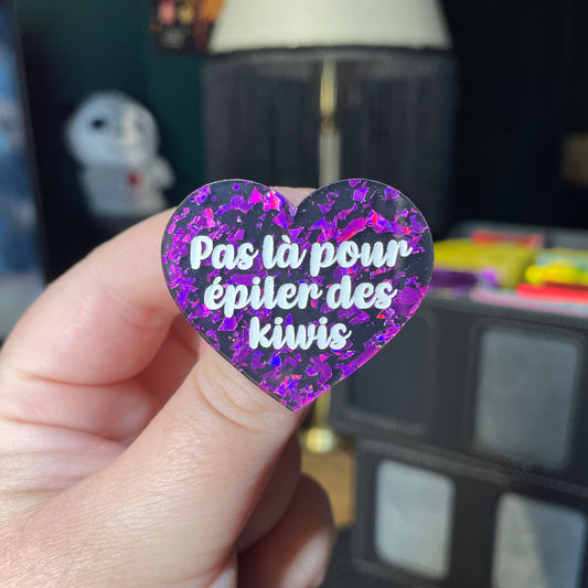 Broche "Pas là pour épiler des kiwis" en acrylique noire avec des éclats de confettis violets