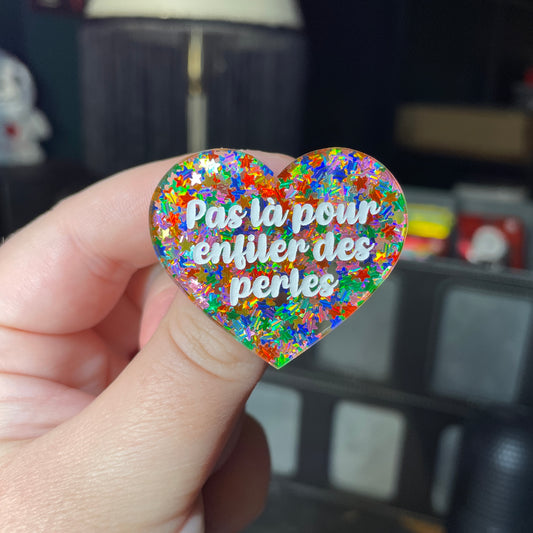 Broche "Pas là pour enfiler des perles" en acrylique semi transparente avec des étoiles multicolores