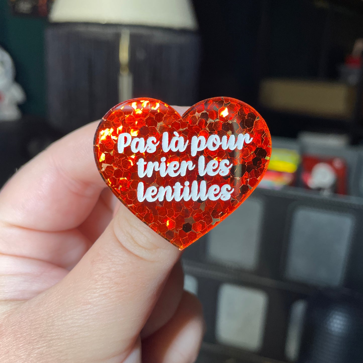 Broche "Pas là pour trier les lentilles" en acrylique semi transparente avec des confettis rouges