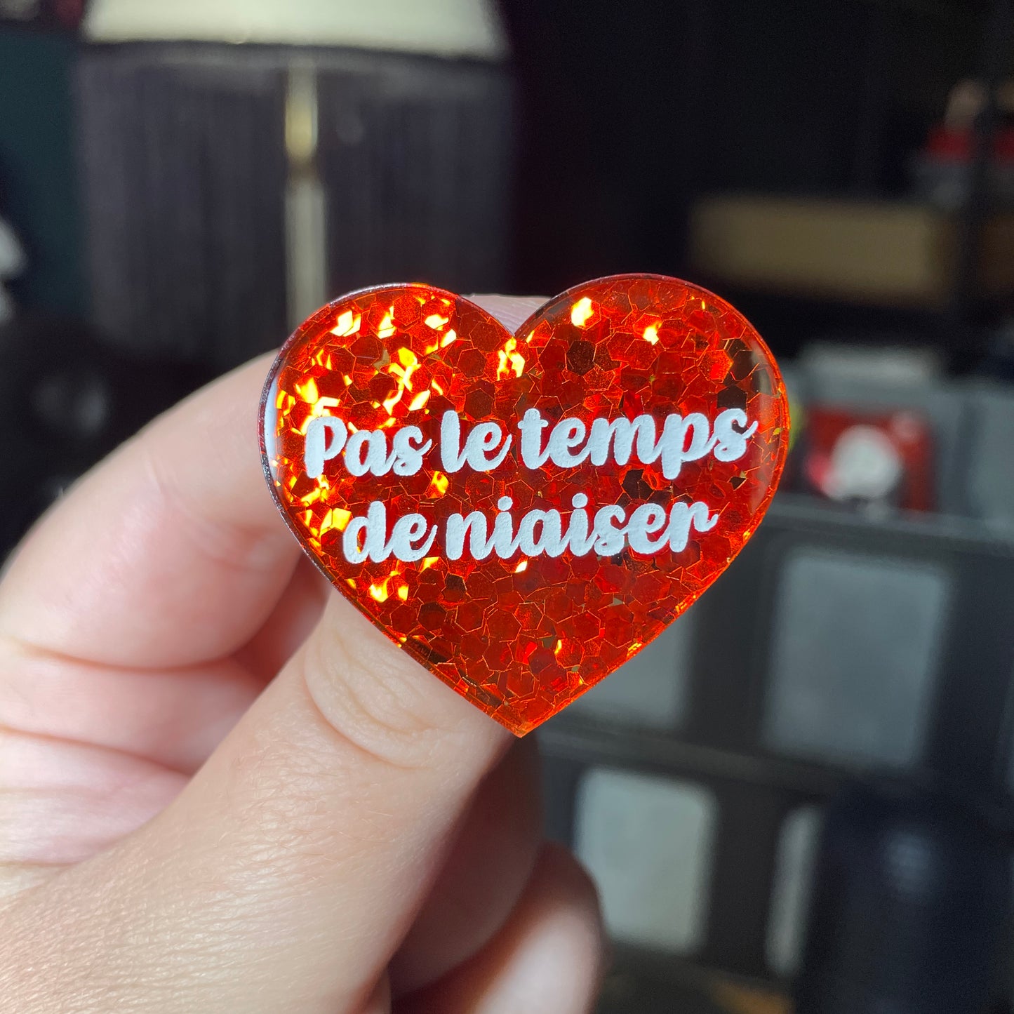 Broche "Pas le temps de niaiser" en acrylique semi transparente avec des confettis rouges