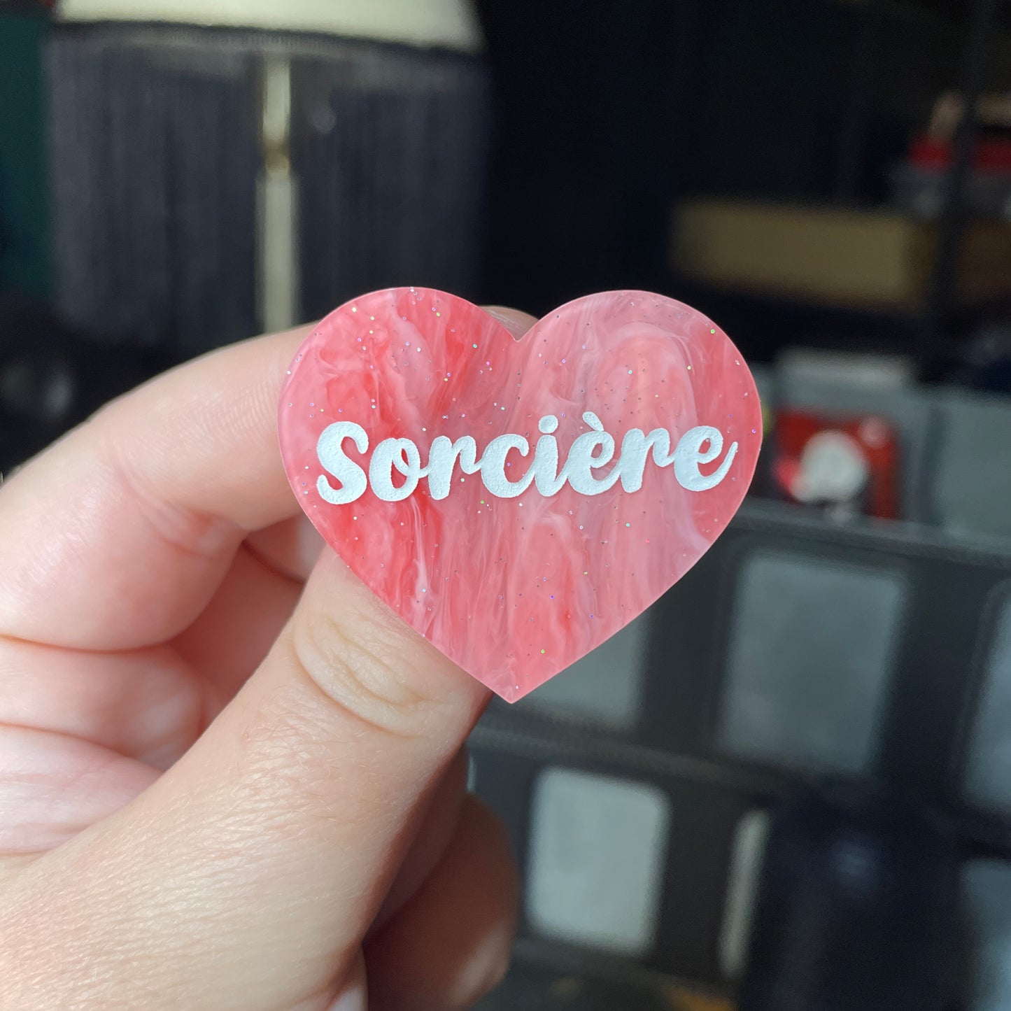 Broche "Sorcière" en acrylique semi transparente marbrée rouge et rose à paillettes