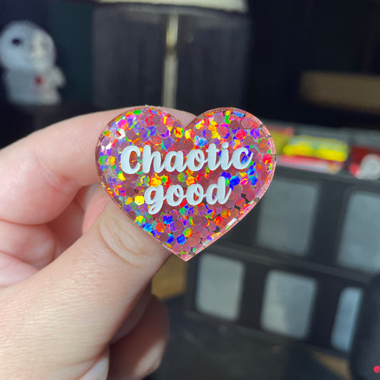 Broche "Chaotic good" en acrylique semi transparente avec des confettis corail