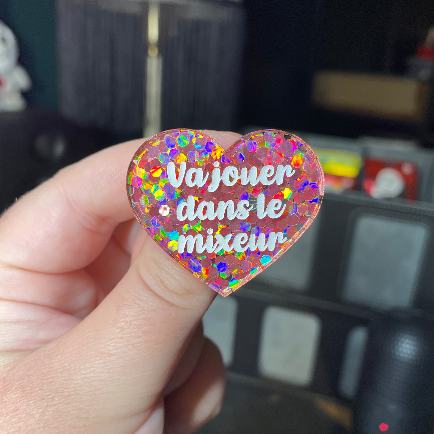 Broche "Va jouer dans le mixeur" en acrylique semi transparente avec des confettis corail