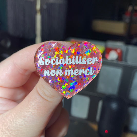 Broche "Sociabiliser non merci" en acrylique semi transparente avec des confettis corail
