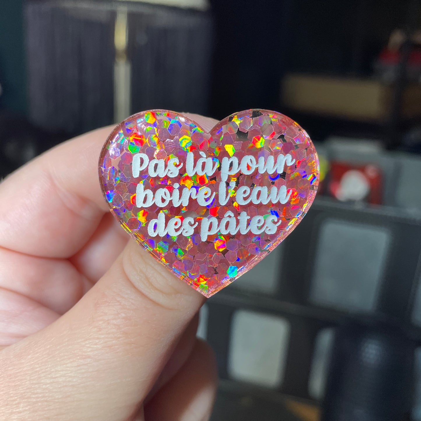 Broche "Pas là pour boire l'eau des pâtes" en acrylique semi transparente avec des confettis corail
