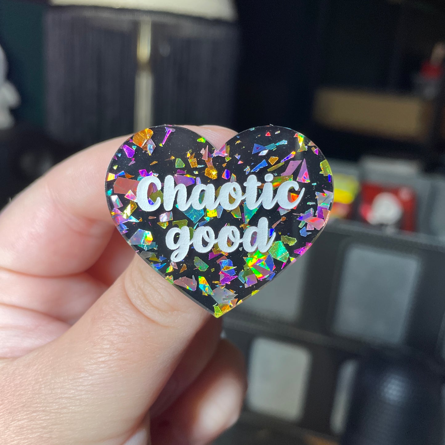 Broche "Chaotic good" en acrylique noire avec des éclats de confettis multicolores