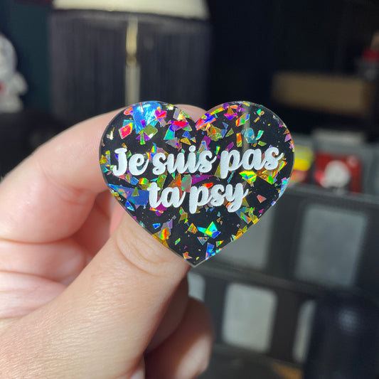 Broche "Je suis pas ta psy" en acrylique noire avec des éclats de confettis multicolores