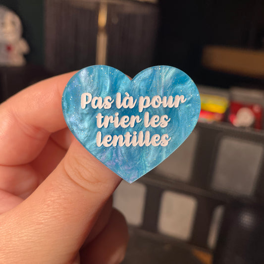 Broche "Pas là pour trier les lentilles" en acrylique marbrée bleue à paillettes