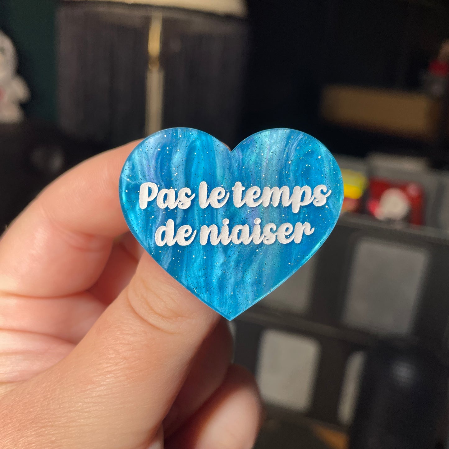 Broche "Pas le temps de niaiser" en acrylique marbrée bleue à paillettes