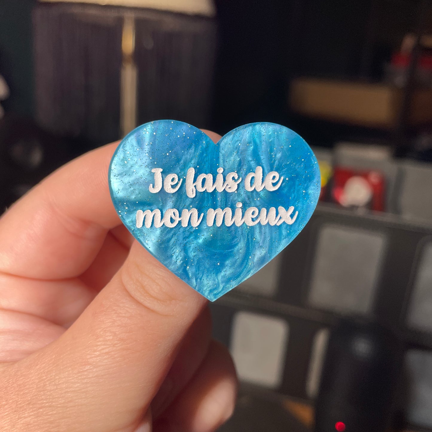 Broche "Je fais de mon mieux" en acrylique marbrée bleue à paillettes
