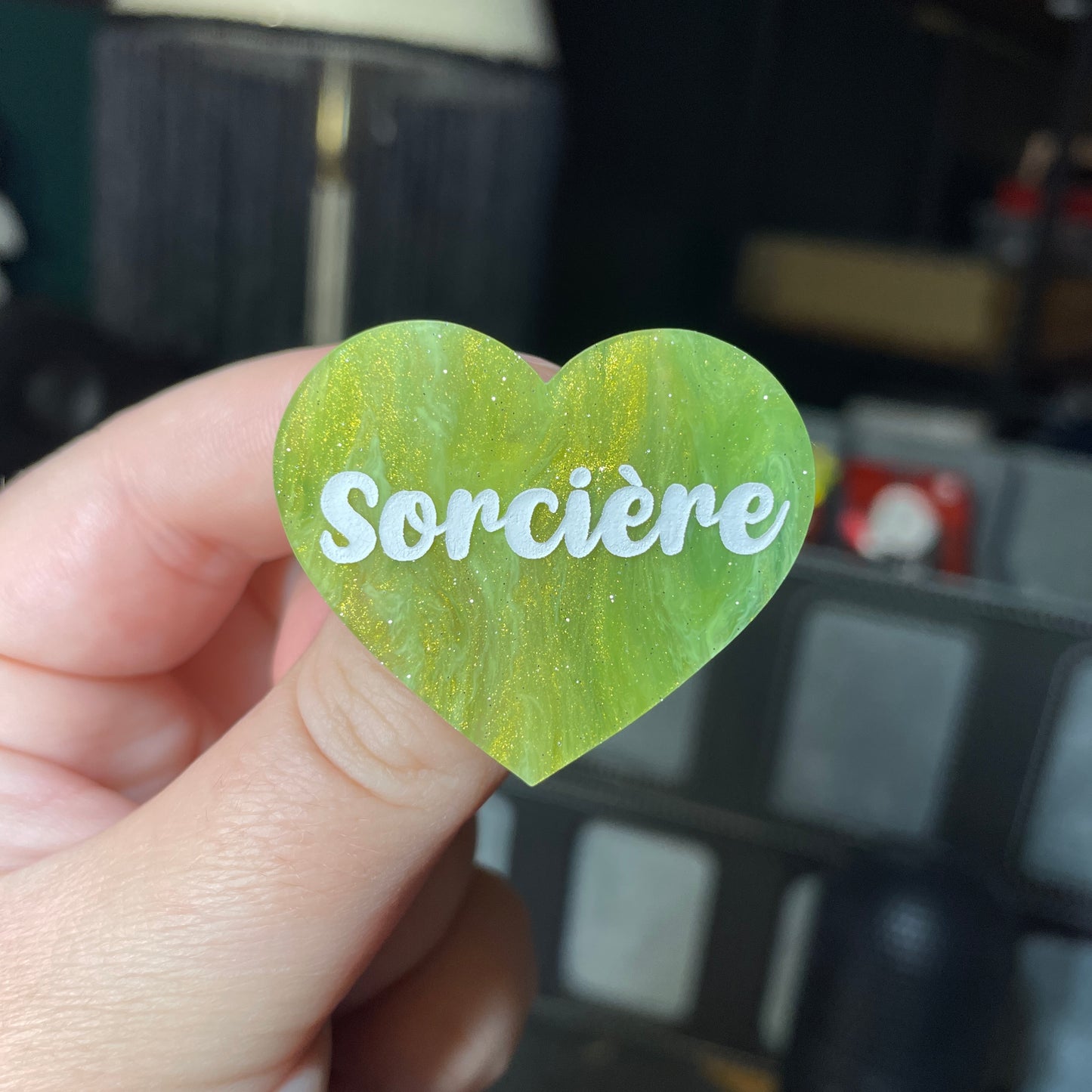 Broche "Sorcière" en acrylique semi transparente marbrée verte et dorée à paillettes