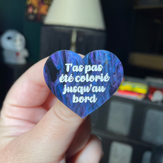 Broche "T'as pas été colorié jusqu'au bord" en acrylique marbrée bleue, noire et violette