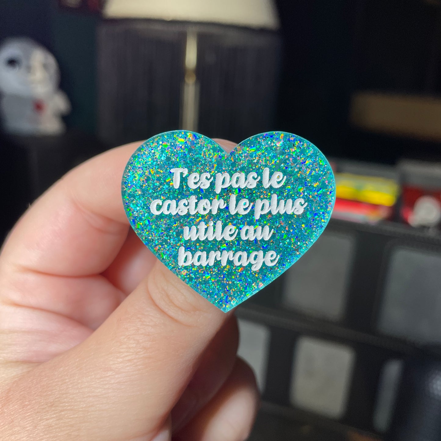 Broche "T'es pas le castor le plus utile au barrage" en acrylique à paillettes turquoise
