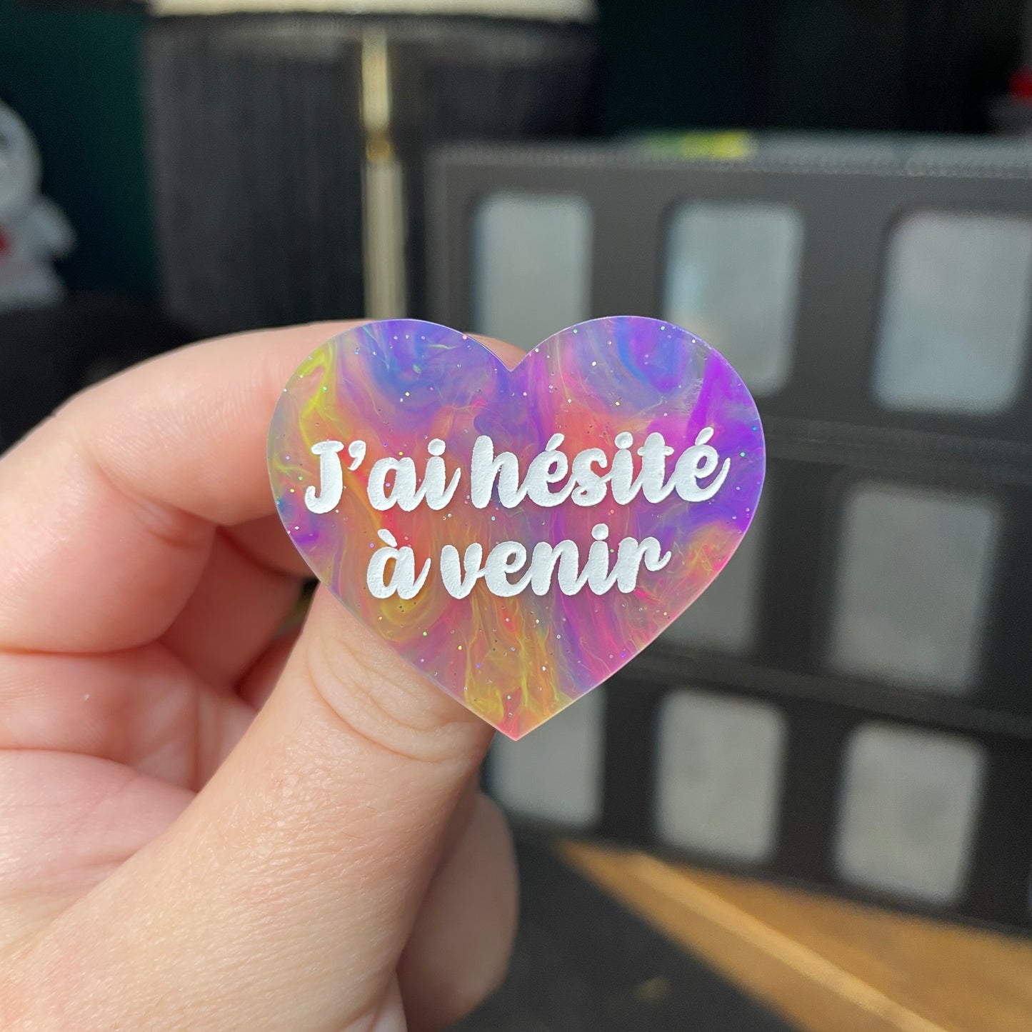 Broche "J'ai hésité à venir" en acrylique semi transparente marbrée multicolore