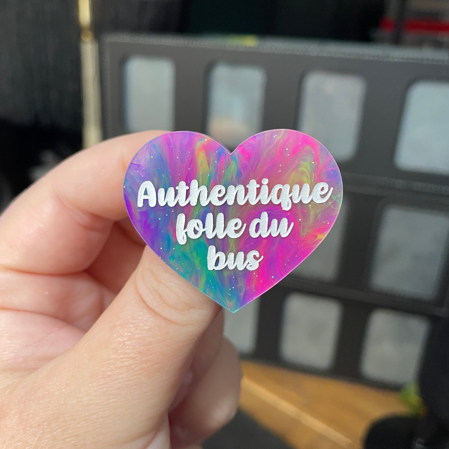 Broche "Authentique folle du bus" en acrylique semi transparente marbrée multicolore