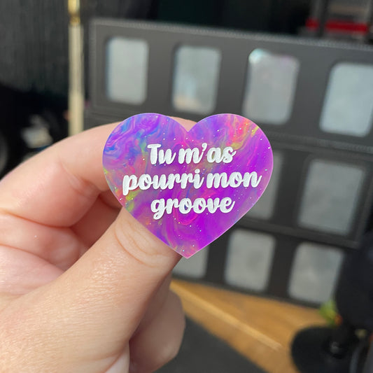 Broche "Tu m'as pourri mon groove" en acrylique semi transparente marbrée multicolore