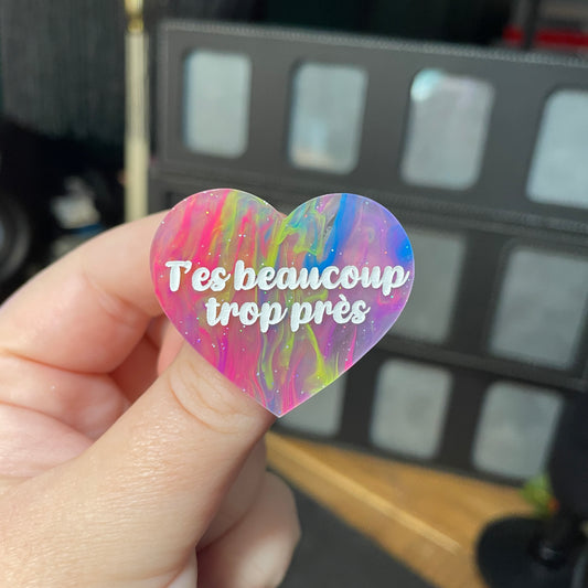 Broche "T'es beaucoup trop près" en acrylique semi transparente marbrée multicolore