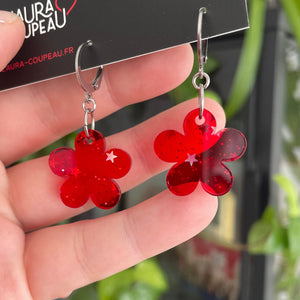 Petites boucles d'oreilles fleurs pendantes en acrylique transparente rouge avec des étoiles