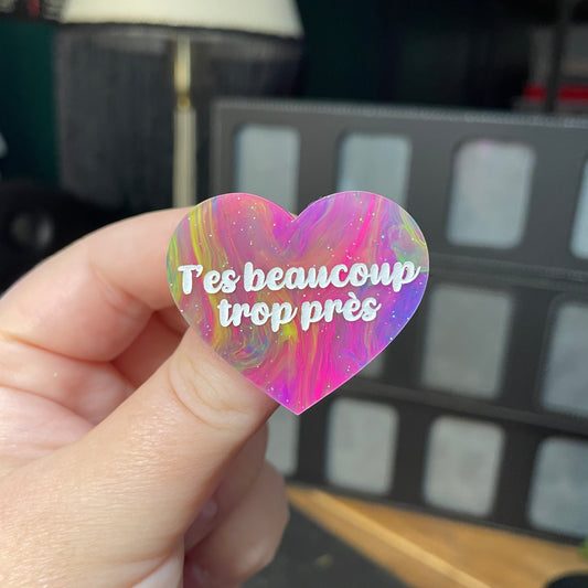 Broche "T'es beaucoup trop près" en acrylique semi transparente marbrée multicolore
