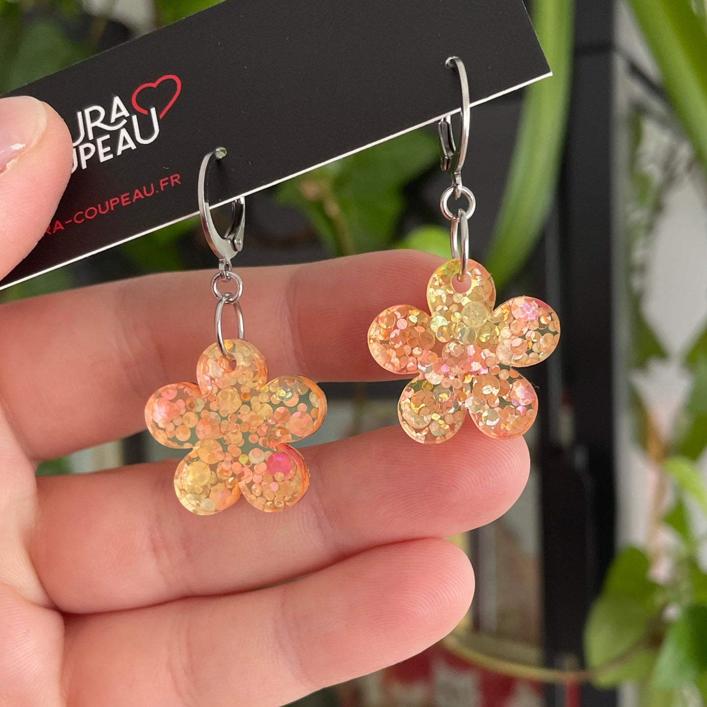 Petites boucles d'oreilles fleurs pendantes en acrylique à pois oranges et jaunes