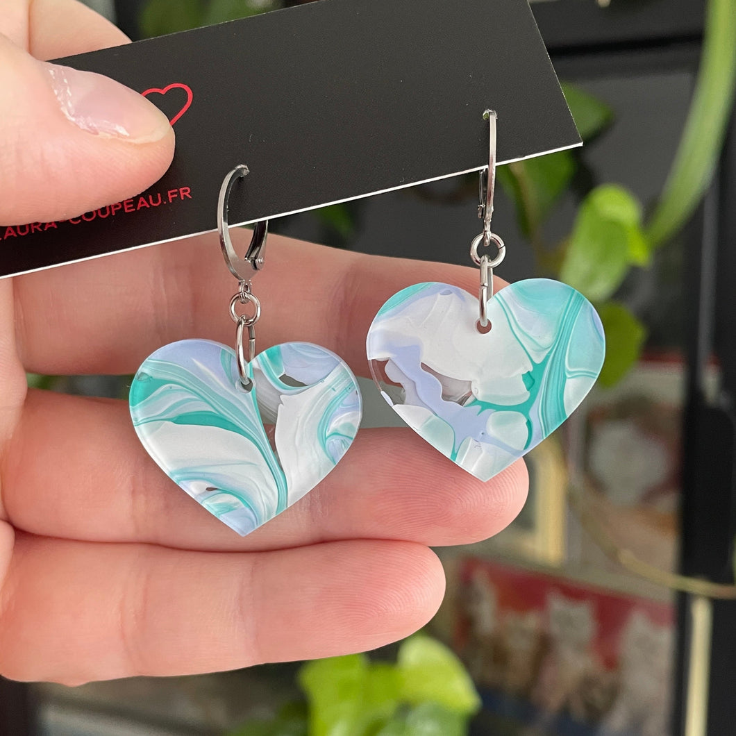Petites boucles d'oreilles coeurs pendantes en acrylique marbrée bleue, blanche, verte et transparente