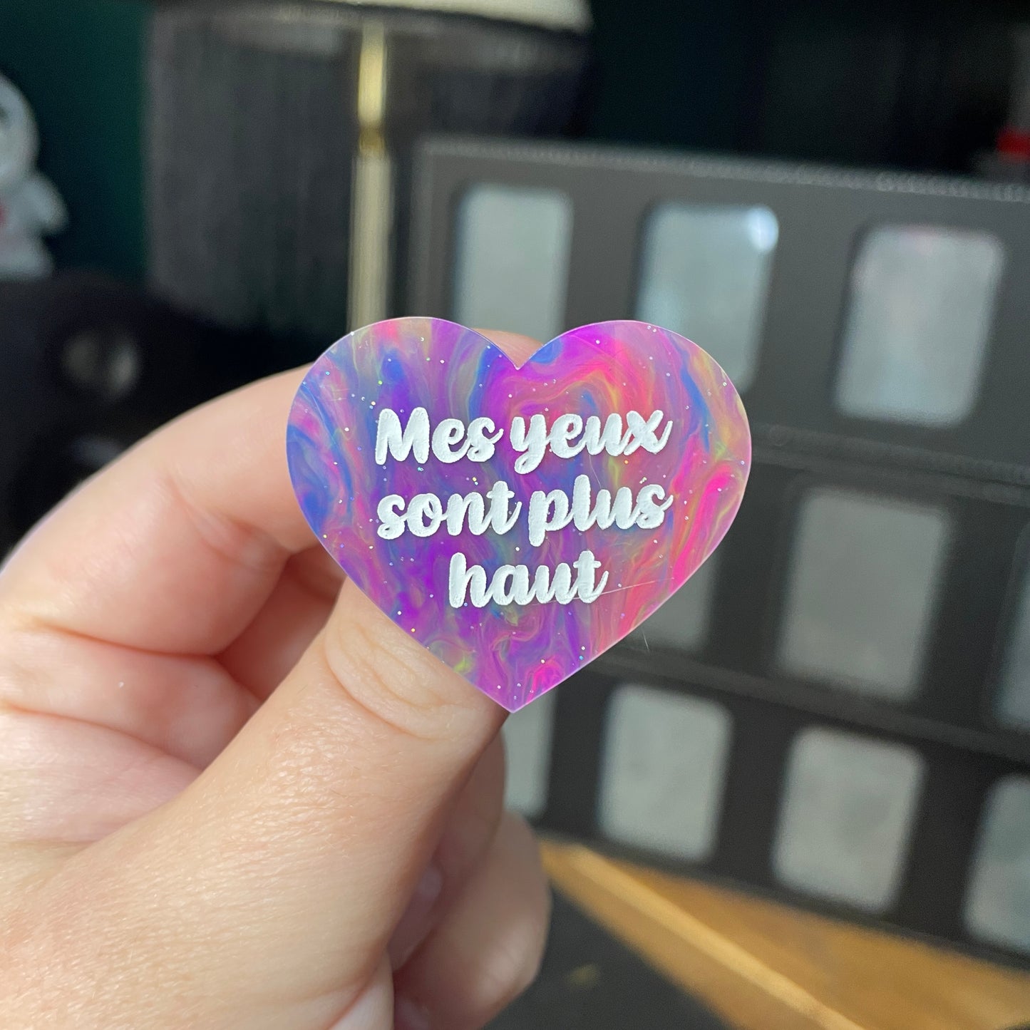 Broche "Mes yeux sont plus haut" en acrylique semi transparente marbrée multicolore