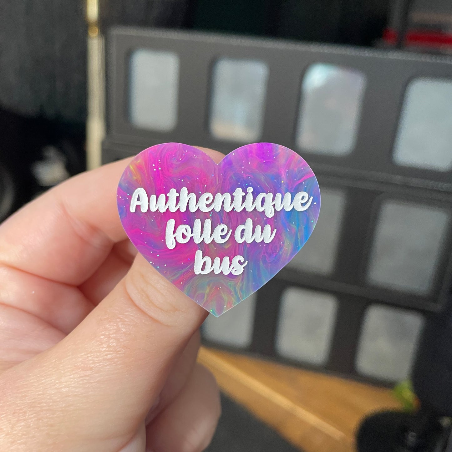 Broche "Authentique folle du bus" en acrylique semi transparente marbrée multicolore