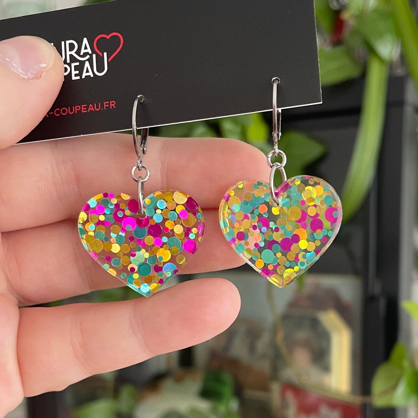 Petites boucles d'oreilles coeurs pendantes en acrylique transparente à pois bleus, jaunes et roses