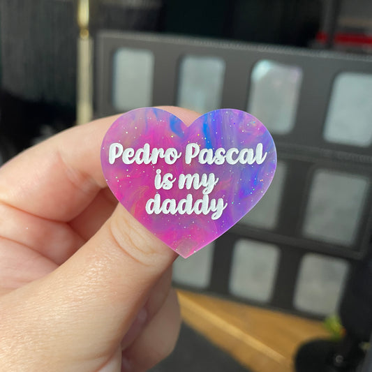 Broche "Pedro Pascal is my daddy" en acrylique semi transparente marbrée multicolore