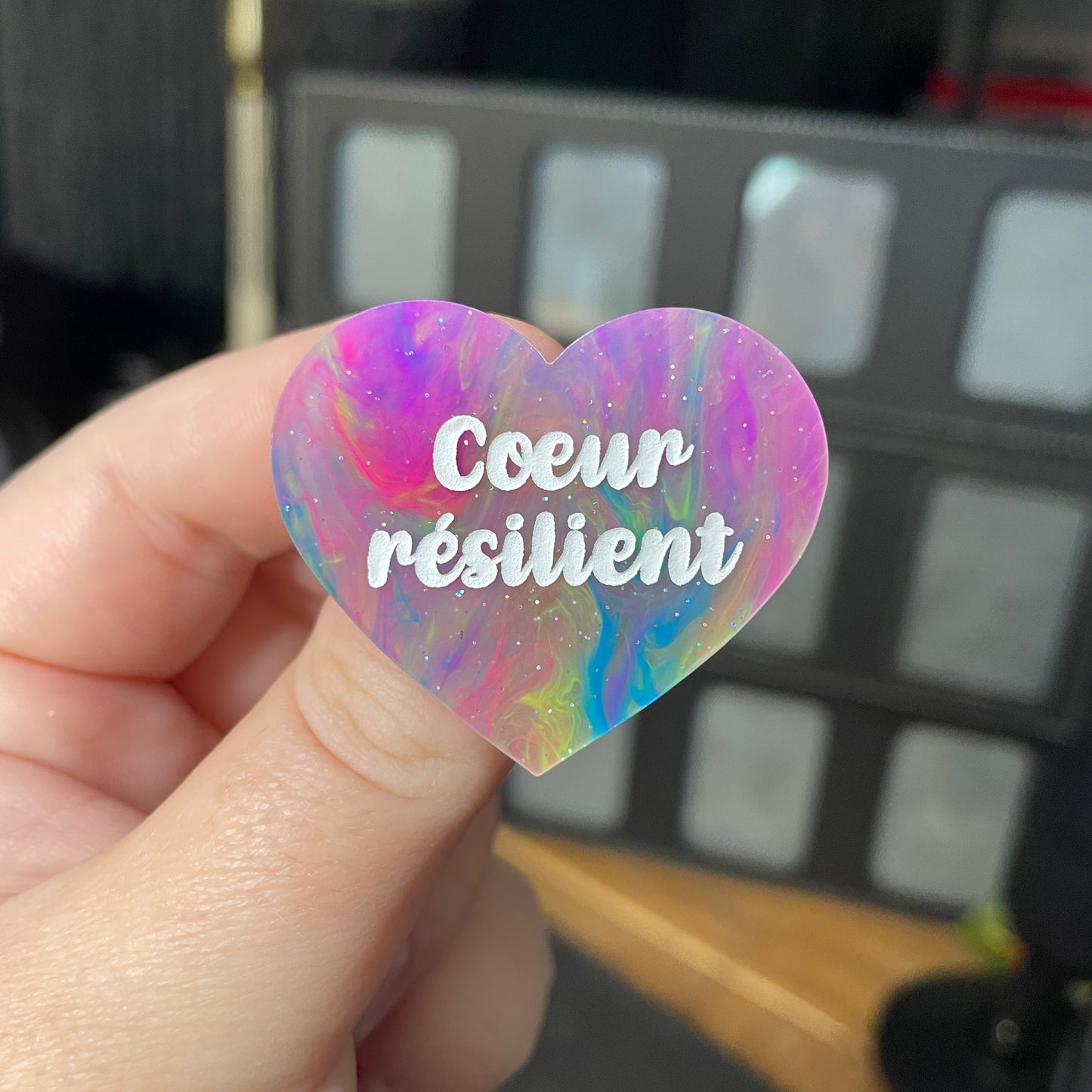 Broche "Coeur résilient" en acrylique semi transparente marbrée multicolore
