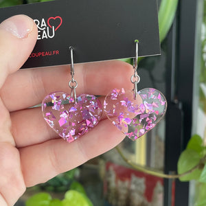 Petites boucles d'oreilles coeurs pendantes en acrylique transparente avec des éclats de confettis roses