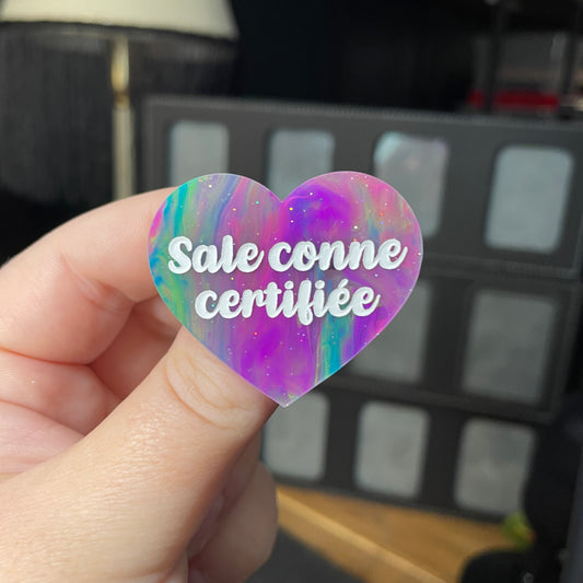 Broche "Sale conne certifiée" en acrylique semi transparente marbrée multicolore